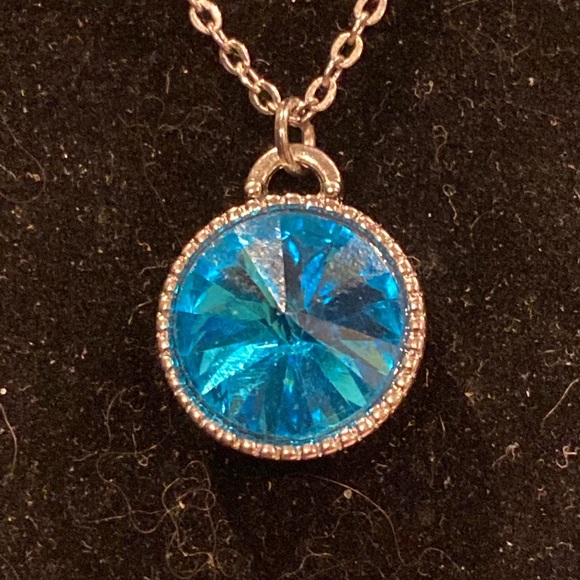 Teal Blue Rivoli  Pendant and Silver Tone Chain. - Picture 4 of 6